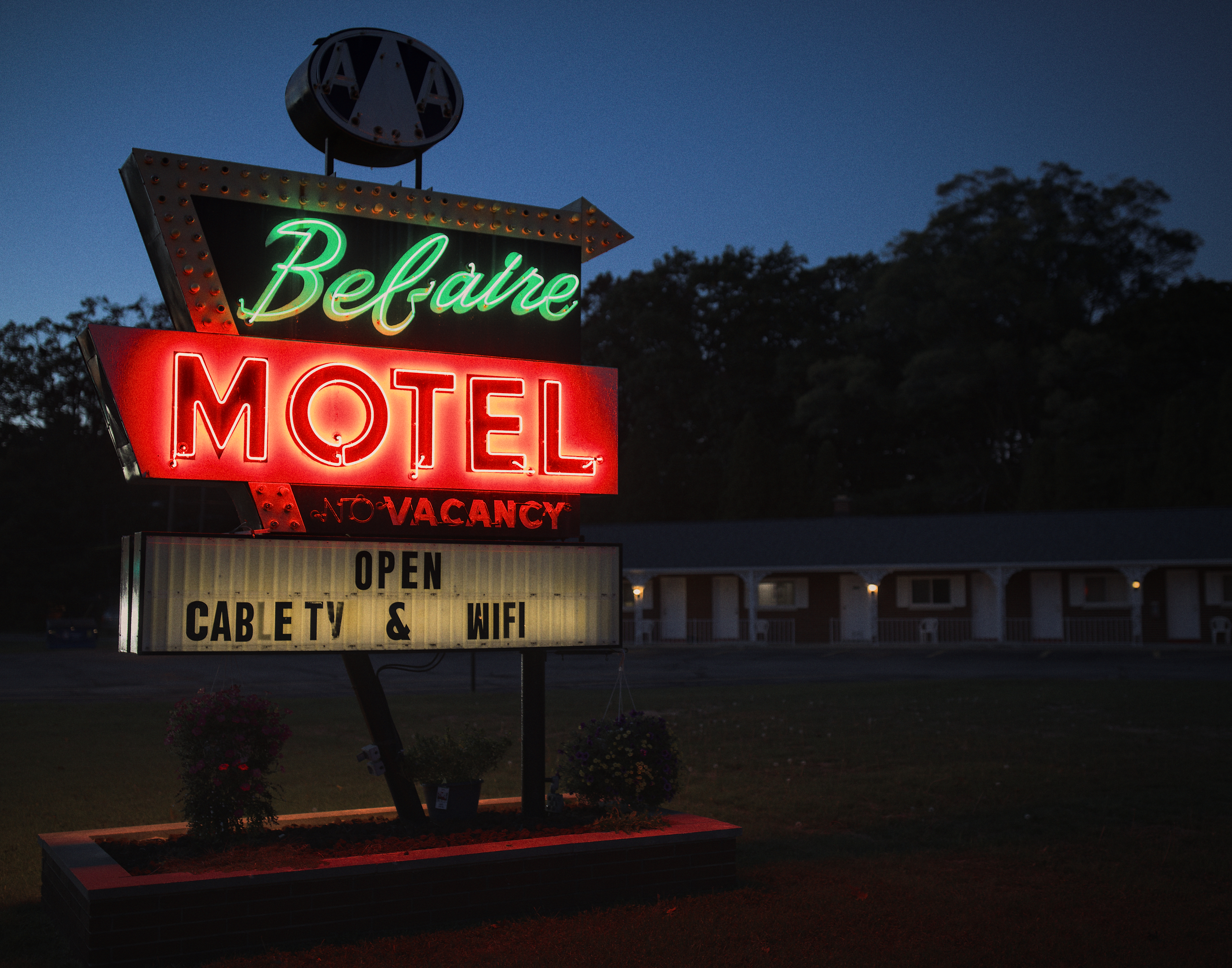 Neon at the Bel-Aire Motel, Muskegon